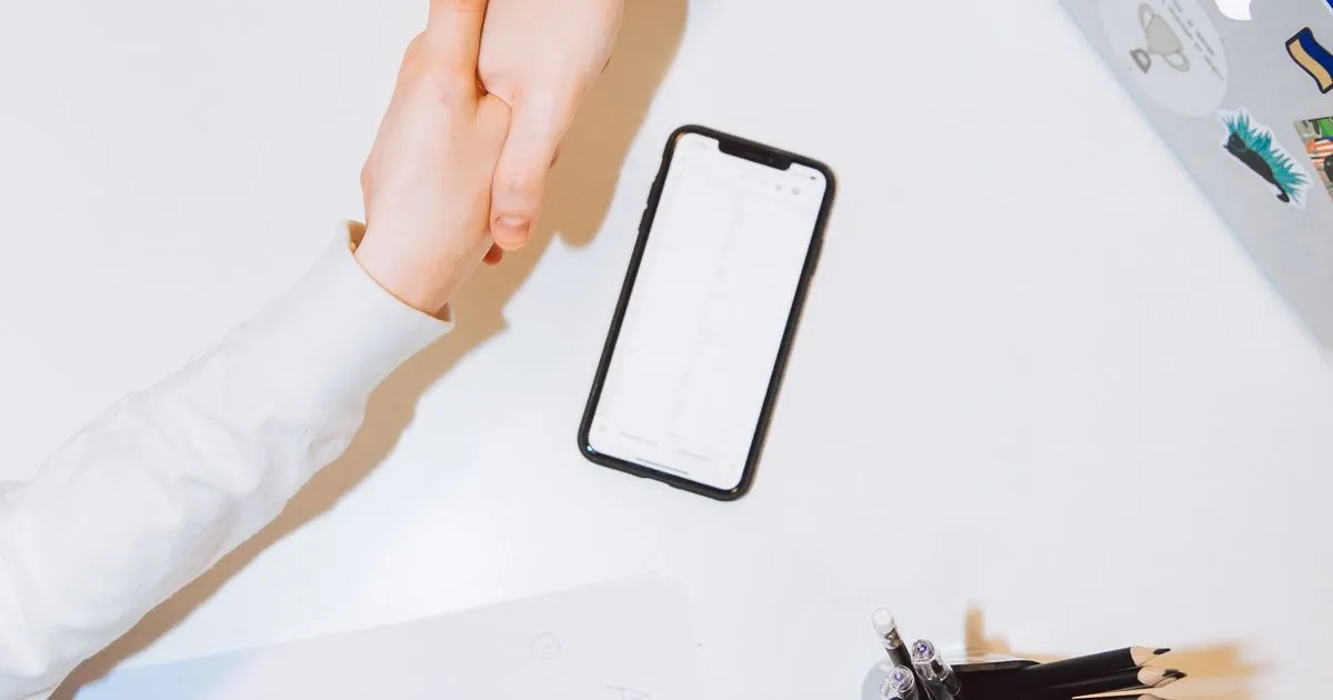 Handshake across a desk, choosing between Omnivoo and Deel